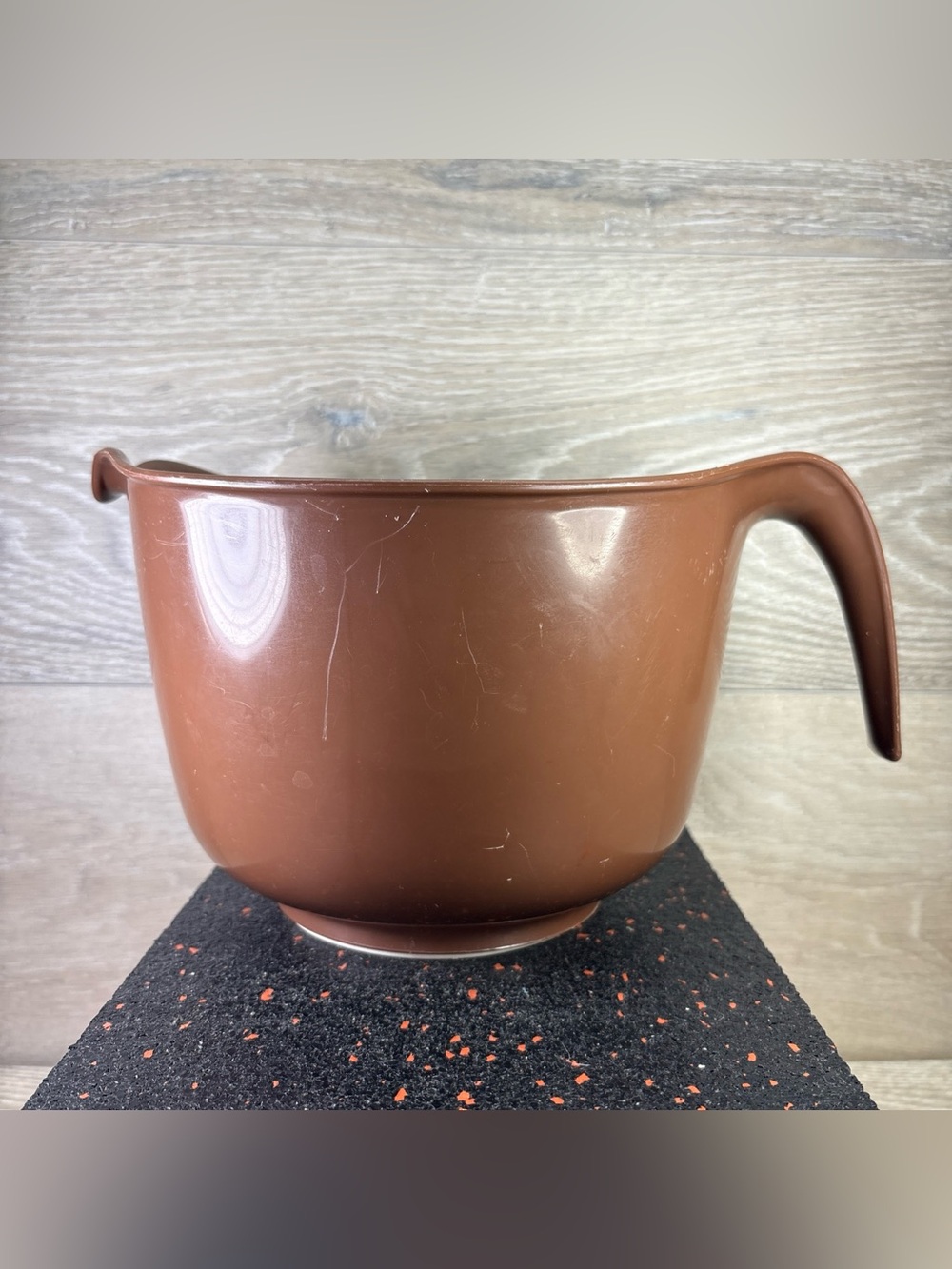Rubbermaid Brown Mixing Bowl with Handle